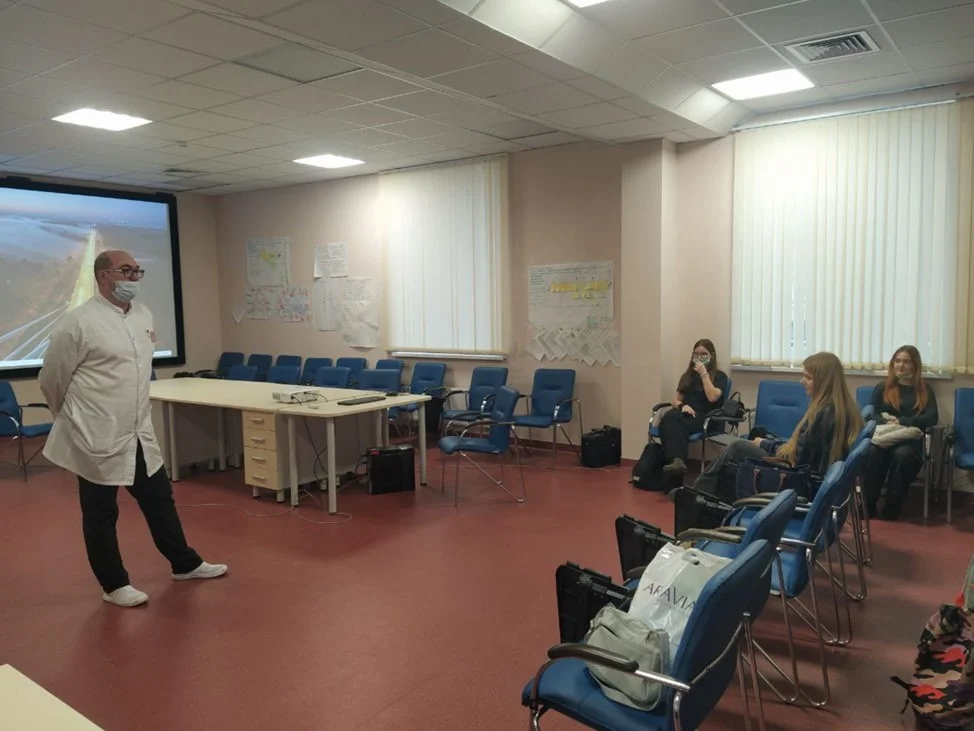 Погружение в профессию: будущие медики гимназии № 40 посетили поликлинику  на Сельме